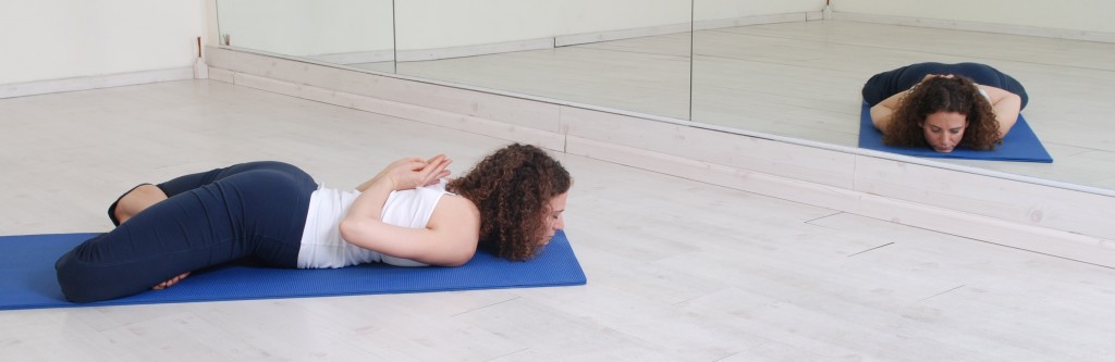 תנוחות ותרגילי יוגה: תנוחת הלוטוס המוסתר asana asanas yoga postures Gupta Padmasana